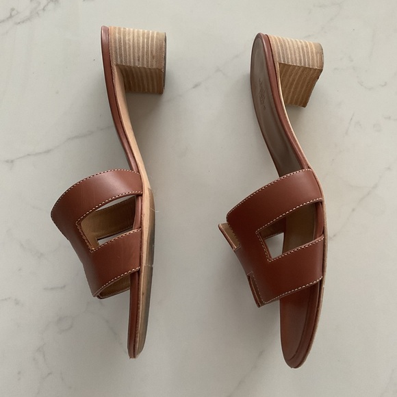 Hermès Oasis Sandals in Gold 37.5 - Picture 3 of 9